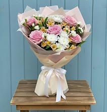 Букет цветов из:  Гвоздики, Орхидеи и Розы в Кривандино