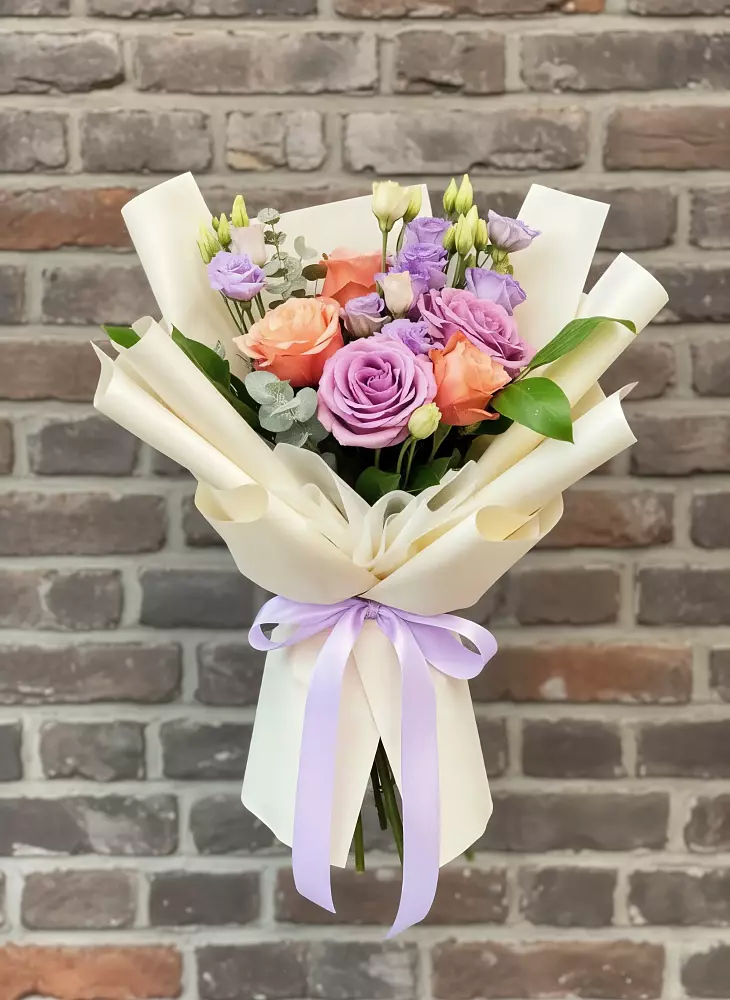 Букет цветов из: Лизиантусы и Розы в Кривандино