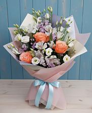 Букет цветов из:  Лизиантусы, Розы, Альстромерии и Гипсофила в Кривандино