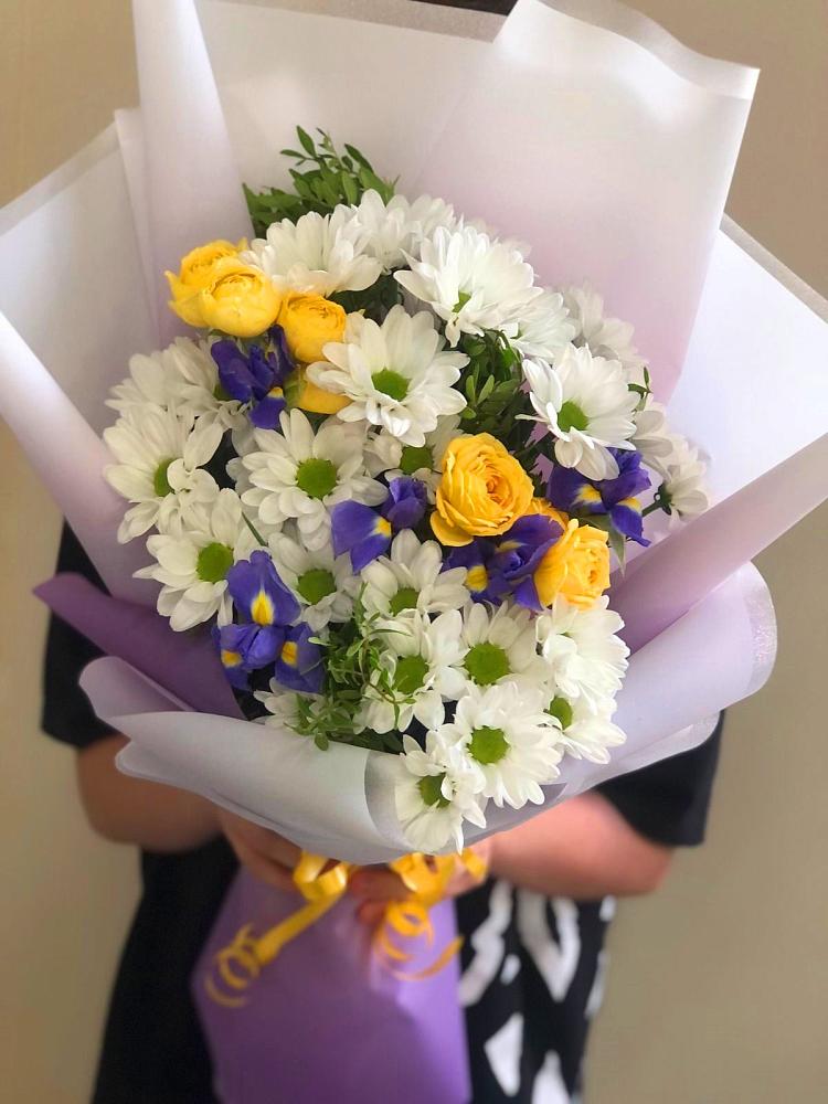 Букет цветов из: Ирисы, Хризантемы и Розы в Кривандино