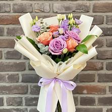 Букет цветов из:  Лизиантусы и Розы в Кривандино