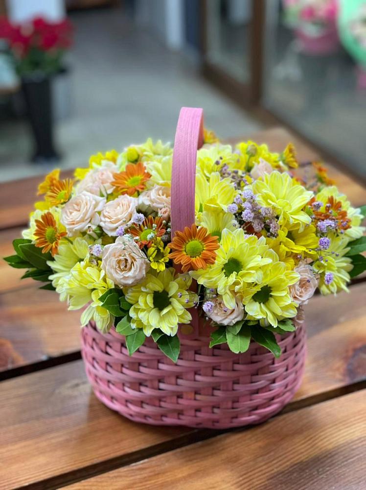 Цветочная композиция из Хризантемы и Розы в корзине в Кривандино