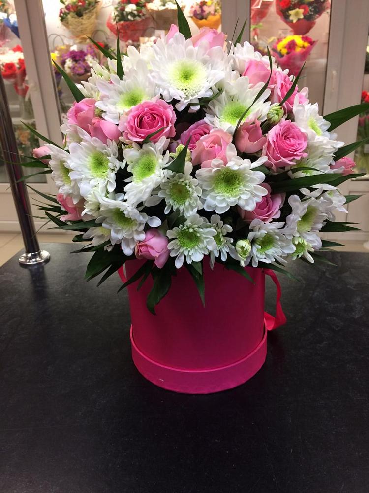 Цветочная композиция из Розы и Хризантемы в шляпной коробке в Кривандино