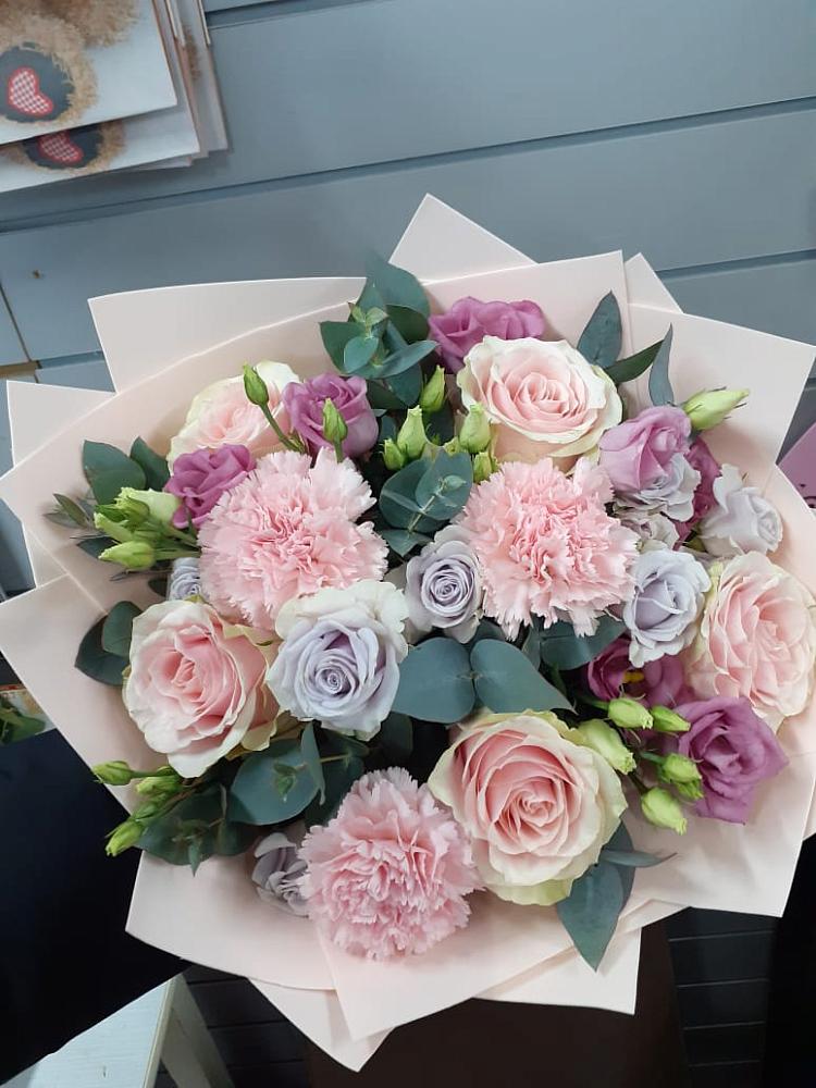 Букет цветов из: Розы, Гвоздики и Лизиантусы в Кривандино