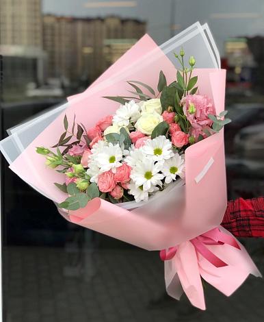 Букет цветов из: Розы, Лизиантусы и Хризантемы в Кривандино