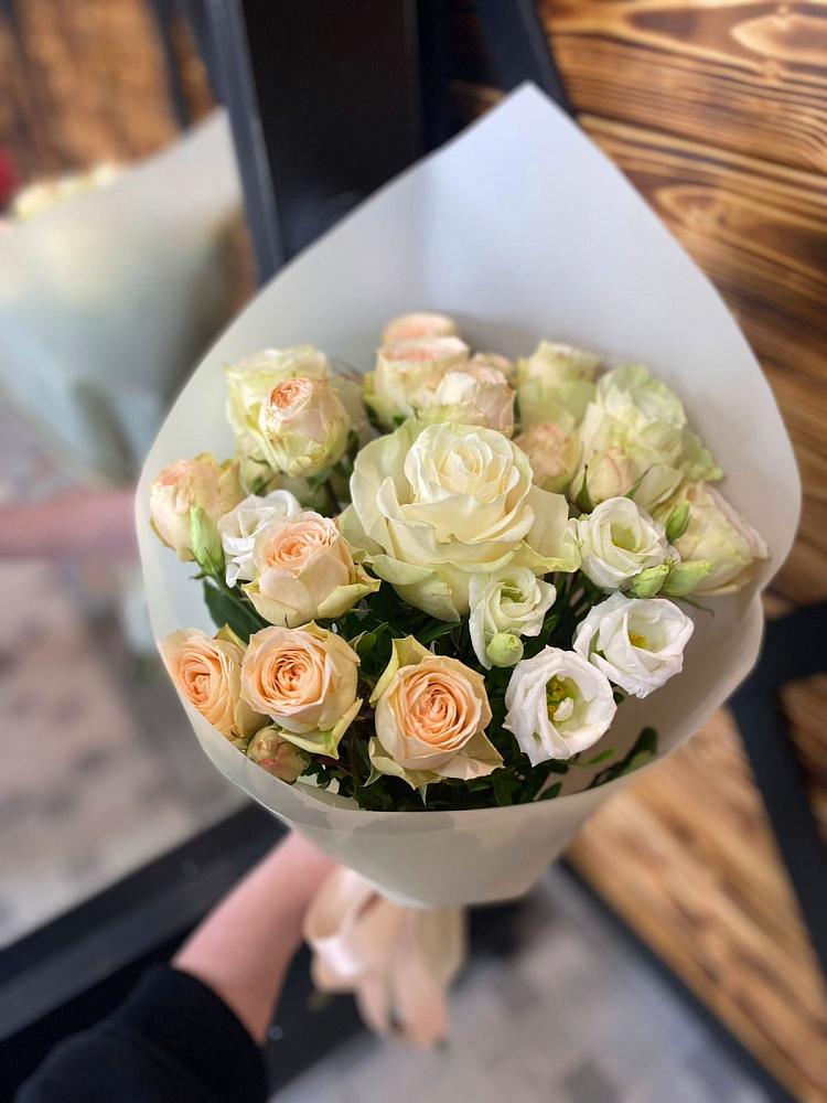 Букет цветов из: Розы и Лизиантусы в Кривандино